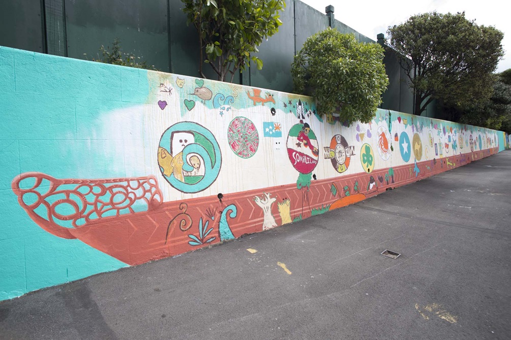 Mural of waka on Berhampore School boundary wall.