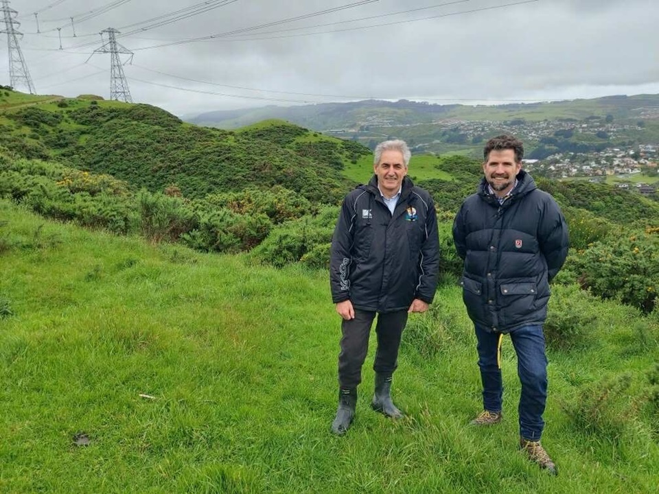 Image of VUW VC Professor Grant Guilford and Environment Partnerships Lead Tim Park