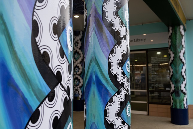 Painted pillars.