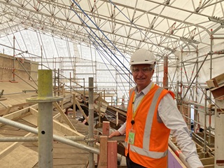 Person standing in front of the roof of the town hall.