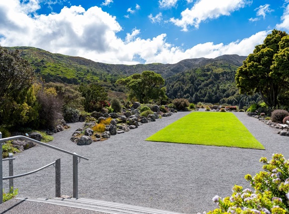 Ōtari-Wilton’s Bush garden with bush in background