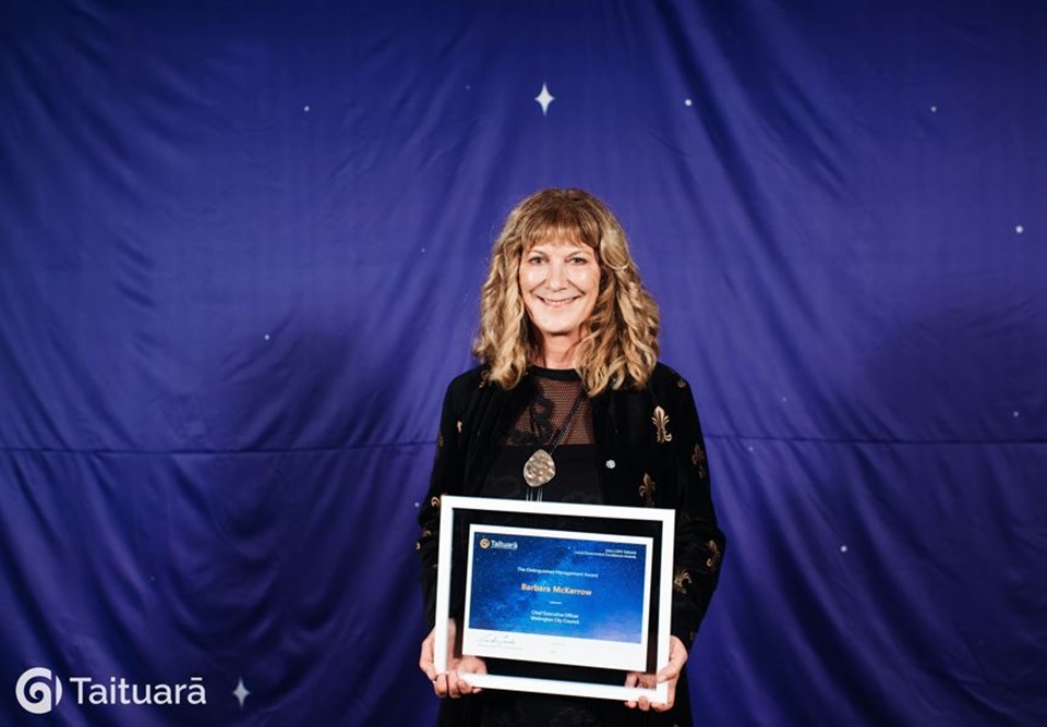 Wellington City Council Chief Executive Barbara McKerrow with the Distinguished Management Award at the Taituarā Local Government Excellence Awards