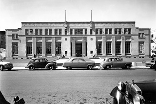 Black and white photo of Wellington City Library.