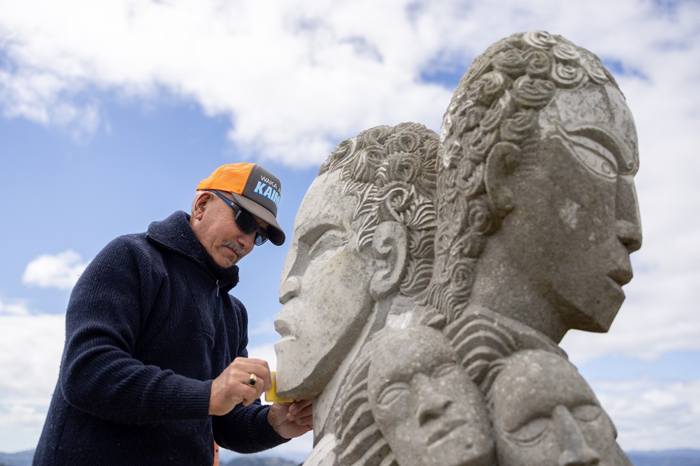 Matahi carving into the chin of the pou