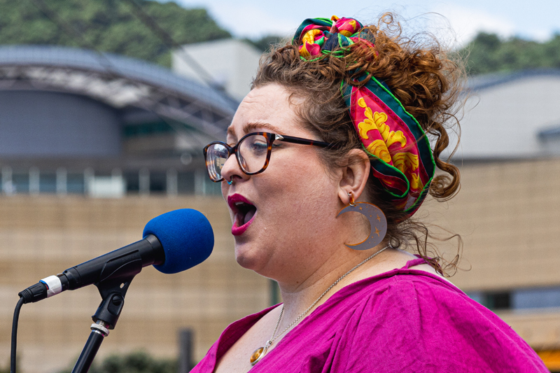 Laura Loach singing at Summer Sampler.