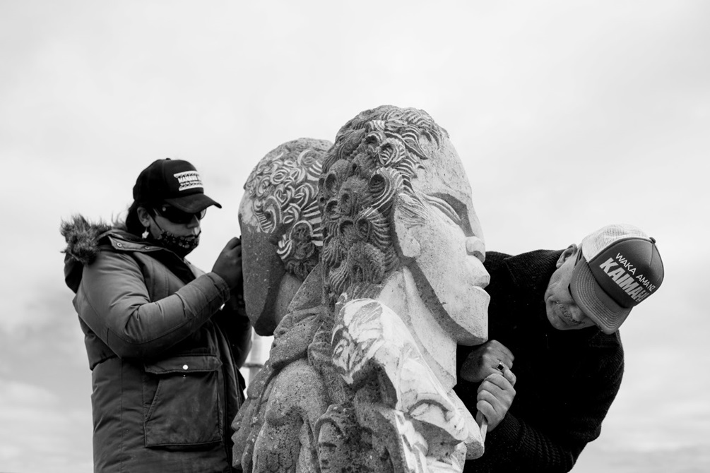 Matahi and Ariki Brightwell working on the pouwhenua (land post) restoration.