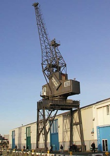 Level luffing crane.