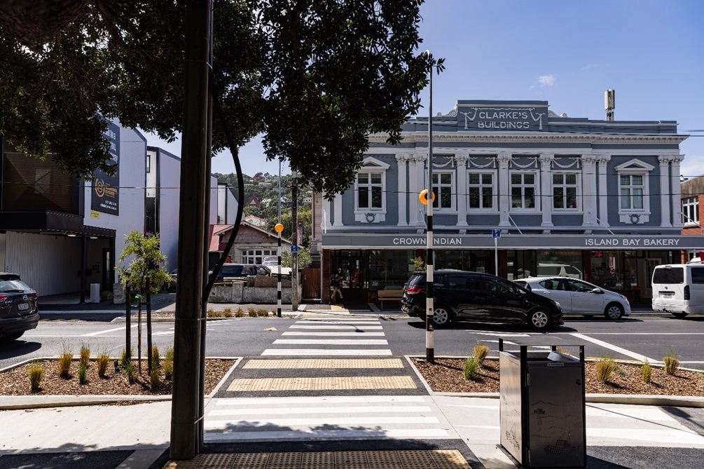 Island Bay shopping centre showing the pedestrian crossing at the Northern end of the shops.