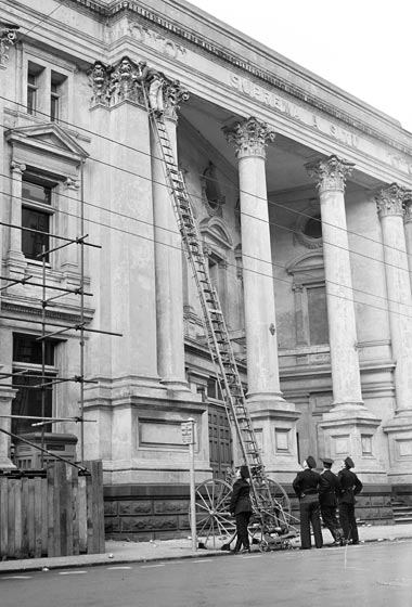 Repairing Wellington Town Hall after the Napier earthquake, circa 1931.